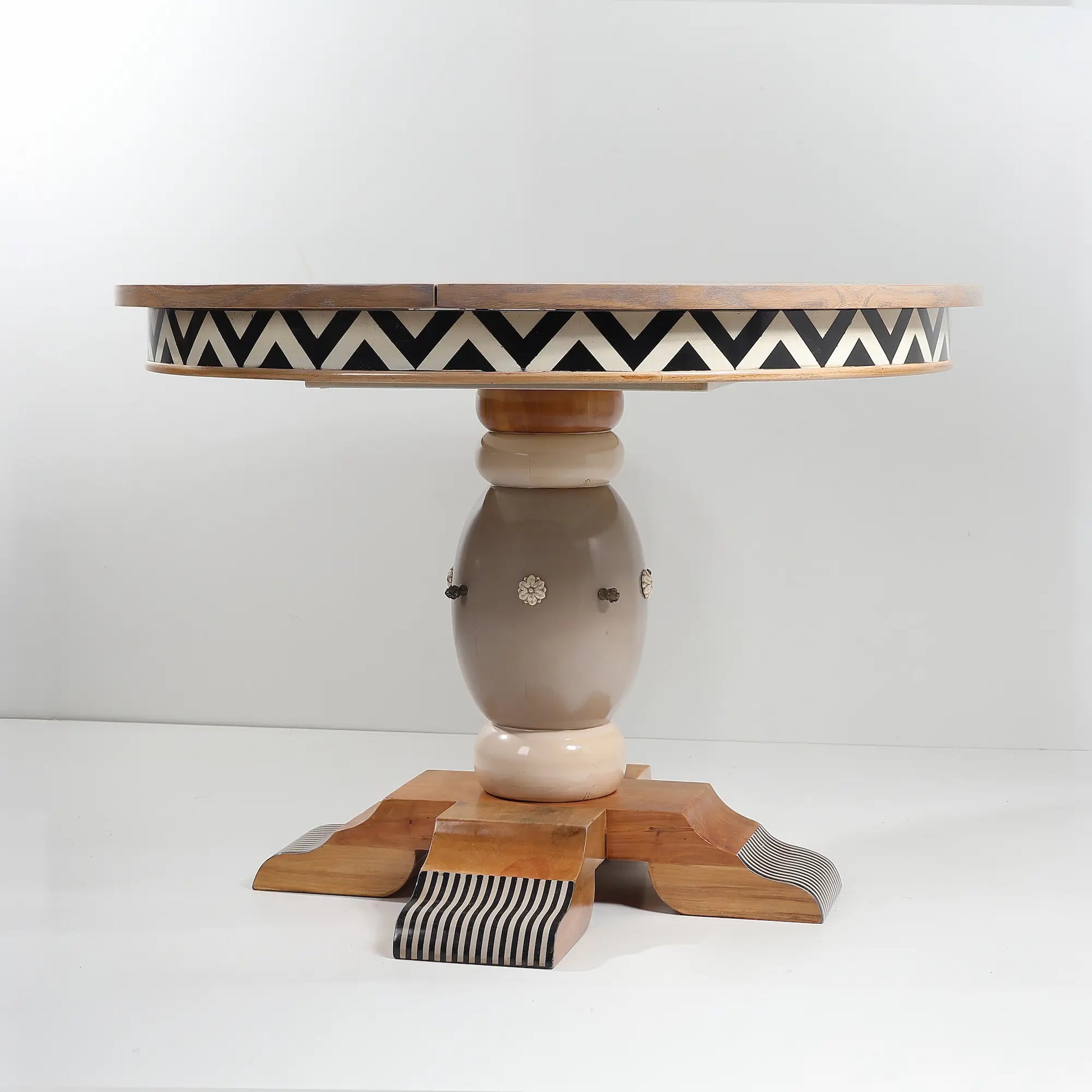 vista frontal de la mesa pendola de diseño artesanal