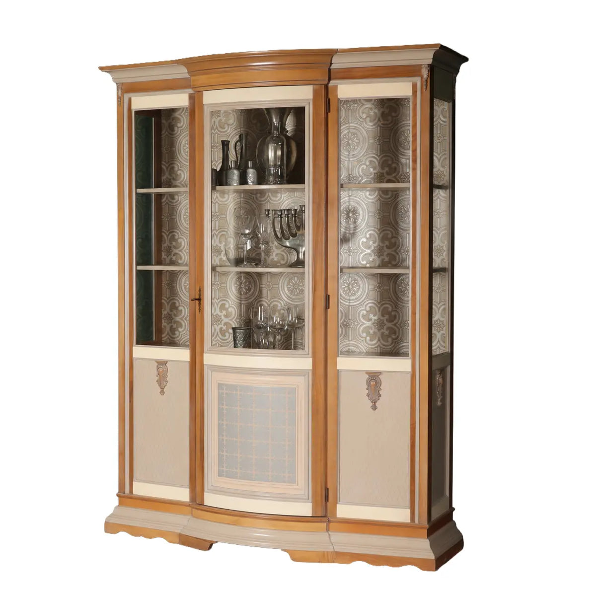 Vitrina Arcadia de Lola Glamour con zonas acristaladas, molduras clásicas y acabados visuales en tonos madera y marfil.