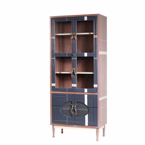 Vitrina Astra artesanal en vista frontal, con puertas de cristal, rejilla decorativa y tiradores ornamentales.