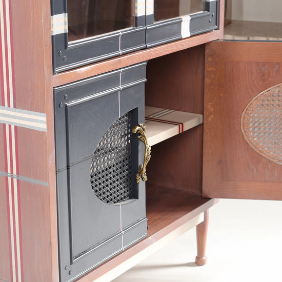 Interior de la Vitrina Astra con puertas abiertas, estantes decorados y compartimento inferior con rejilla.