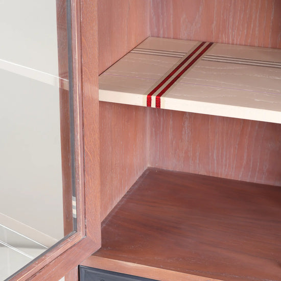 Detalles lacados interiores en los cajones de la vitrina Astra de Lola Glamour