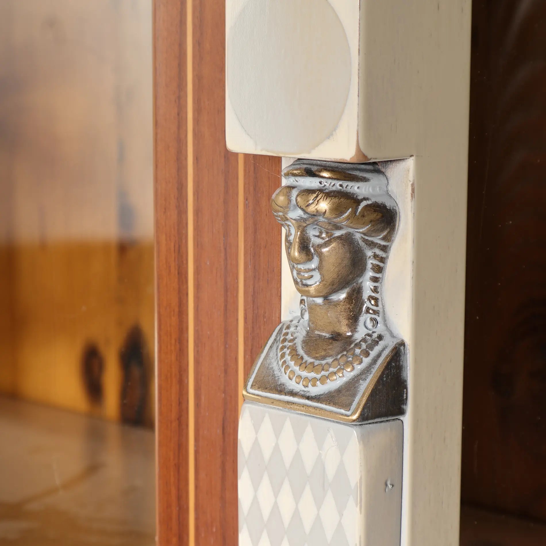 Figura ornamental en tonos dorados y marfil de la vitrina Caribela.
