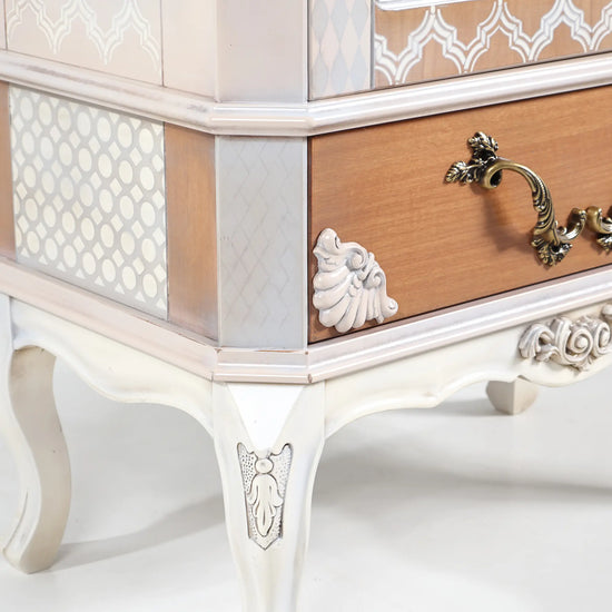 Detalle de cajón, tirador envejecido y patas ornamentales de la vitrina Magestic.