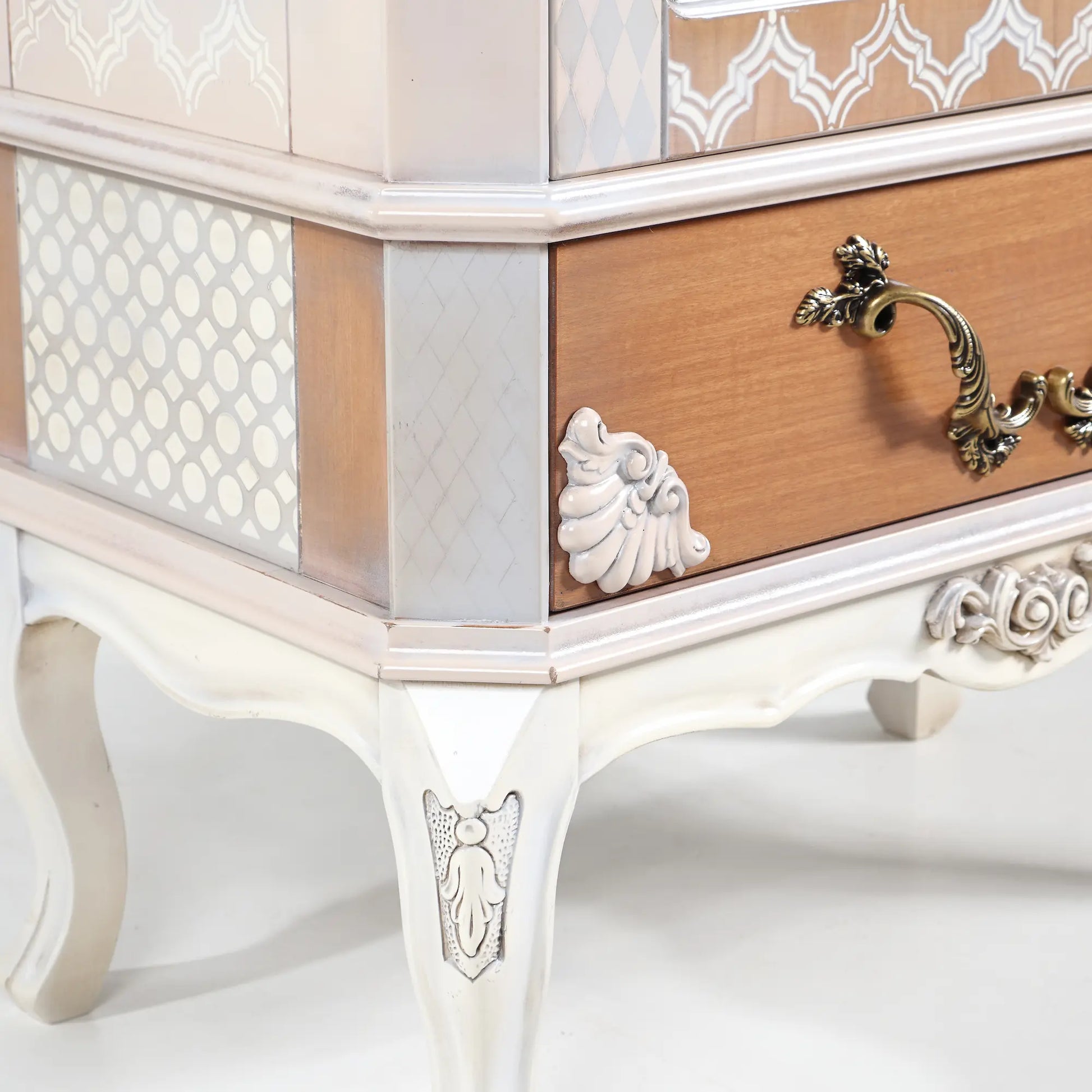 Detalle de cajón, tirador envejecido y patas ornamentales de la vitrina Magestic.