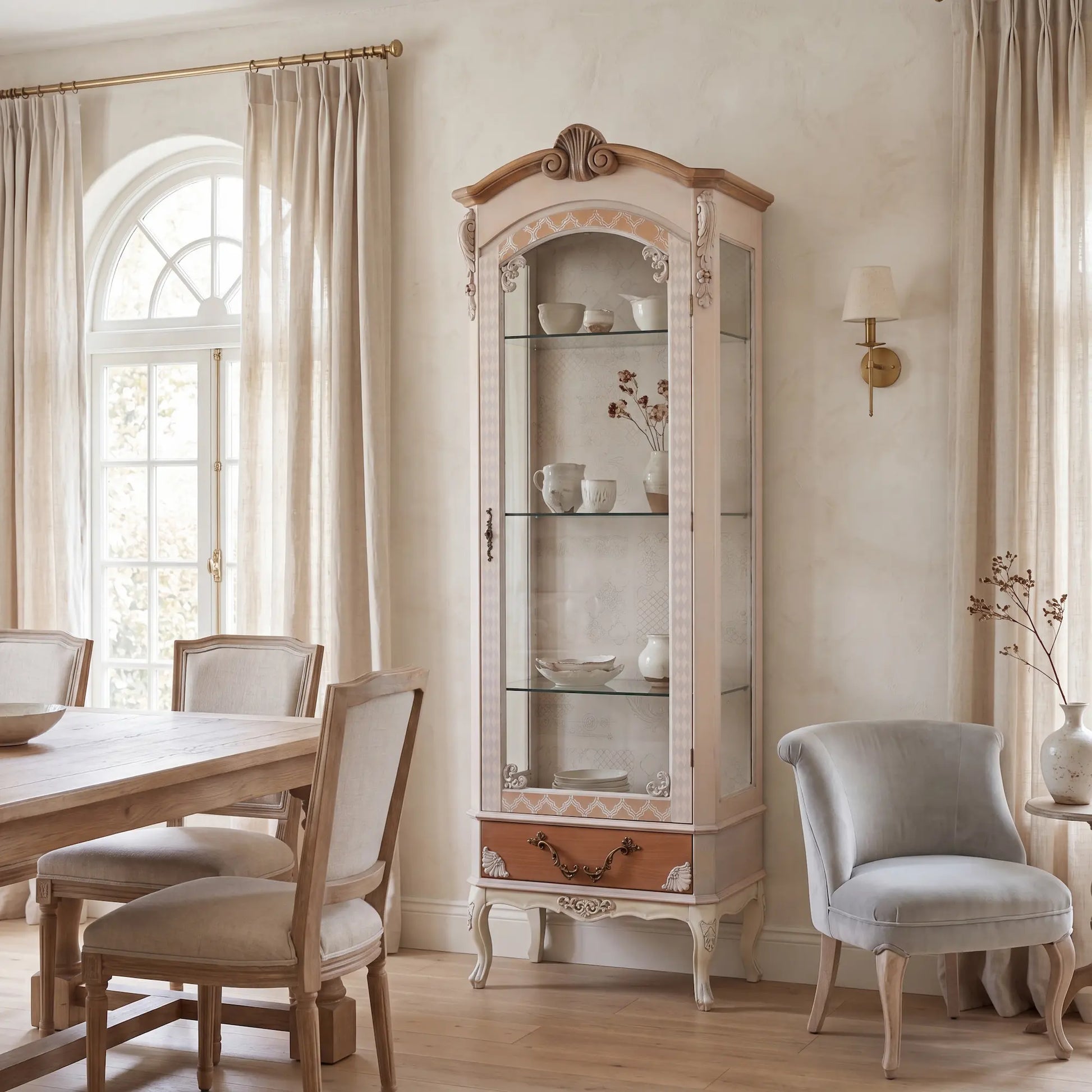 Vitrina Magestic colocada en un comedor elegante de estilo clásico contemporáneo.