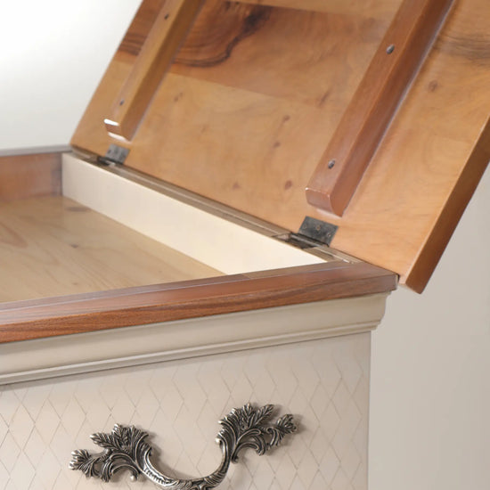 Compartimento superior abatible de la vitrina Merlín con interior en acabado visual madera.