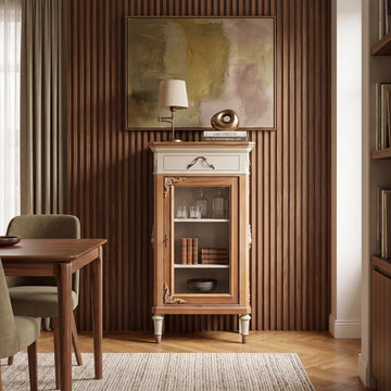 Vitrina Merlín en un comedor elegante con pared de listones de madera.