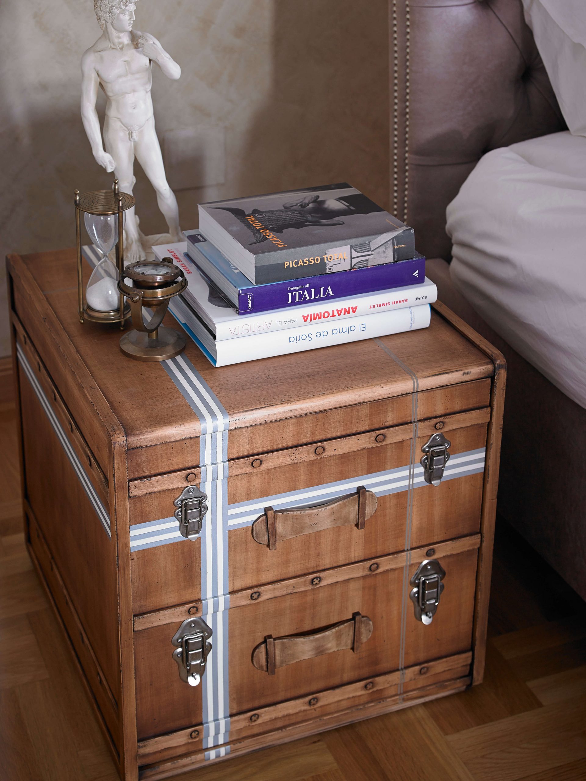 Suitcase bedside table 1 door Measures 50x55x55 cm Lola Glamour