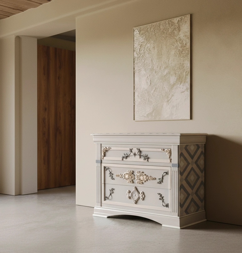 Cómoda Rosette, un mueble de diseño clásico y lujo con dos cajones, molduras doradas y acabado en gris perla.