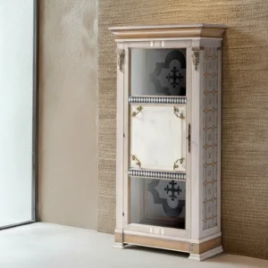 Vitrina San Juan alta: Mueble de diseño con puerta dividida en paneles de cristal y blanco, patrones geométricos laterales y herrajes dorados
