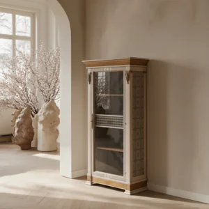 Vitrina San Juan: Mueble de diseño clásico y moderno con puerta de cristal, patrón geométrico lateral y adornos tallados en la parte superior.