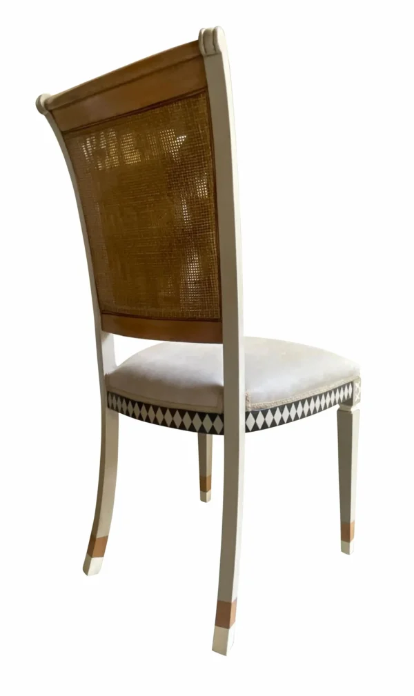 Detalle de la forma clásica y diseño original de la Silla Nova