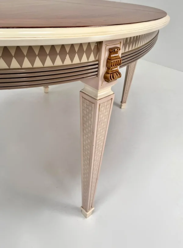 Detalle de la superficie en madera maciza de la mesa Damara
