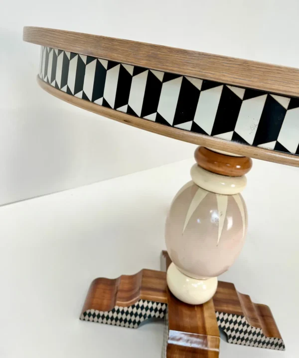 Mesa Péndola colocada en ambiente interior elegante.