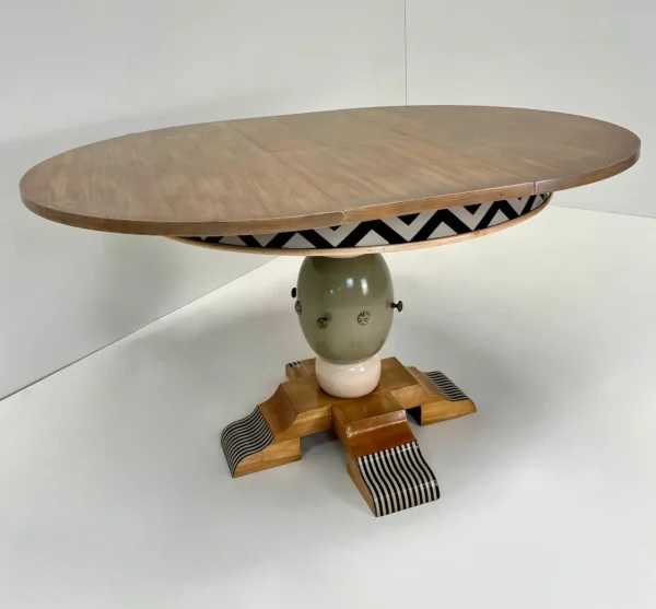 Mesa extensible colocada en interior moderno y elegante.