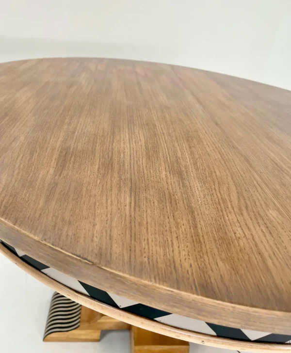 Mesa Péndola abierta, muestra su sistema extensible.