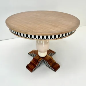 Vista frontal de la mesa Péndola de madera.