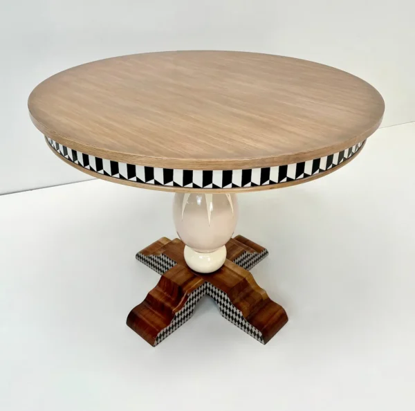 Vista frontal de la mesa Péndola de madera.