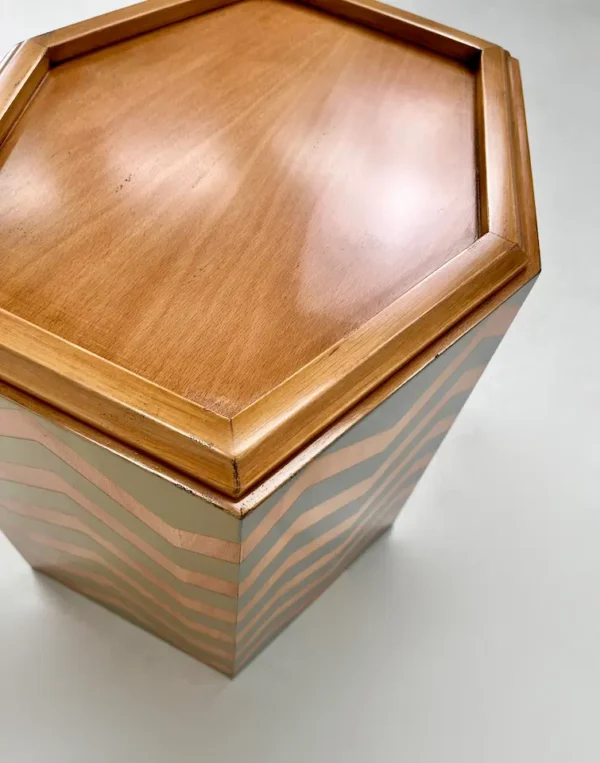 Mesita de madera natural con diseño decorativo y compacto