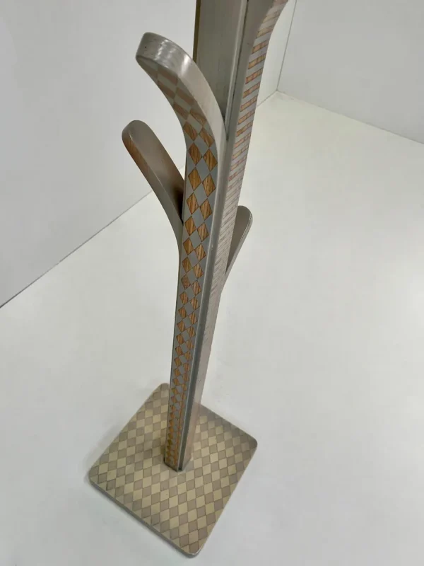 Perchero Ápice en madera lacada, estilo elegante