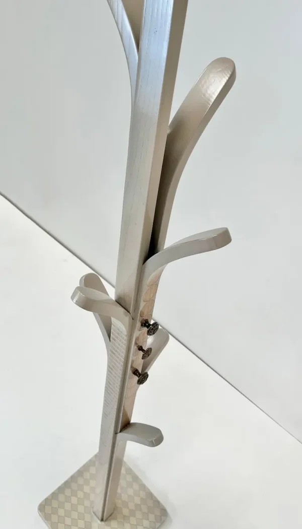 Diseño sofisticado del perchero Ápice ideal para recibidores