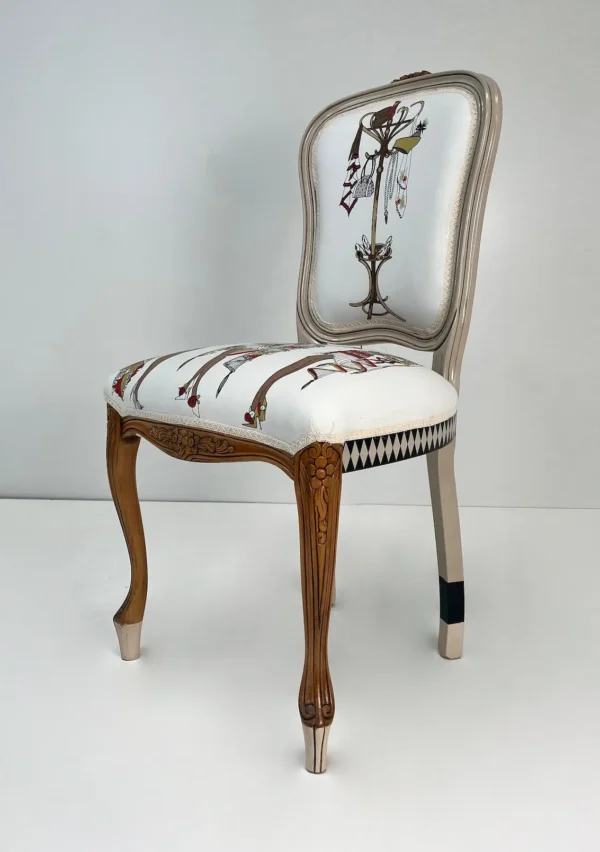 Vista frontal de la silla Chic con tapizado elegante.