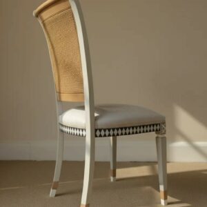 Detalle de la forma clásica y diseño original de la Silla Nova