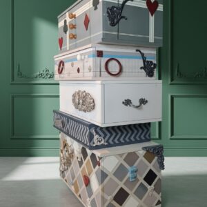 Sinfonier Alice con módulos descentrados y mezcla de colores y relieves, fotografiado sobre fondo verde con molduras clásicas.