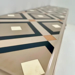 Detalle de la tapa superior del aparador “One” con patrón geométrico en lacado