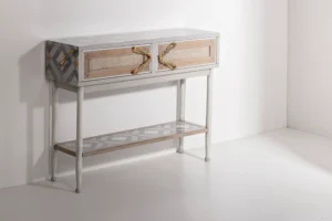 Consola de diseño exclusivo en un recibidor elegante, con iluminación cálida y acabados en madera y lacado crema.