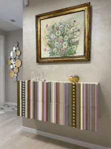 Recibidor moderno con consola de diseño en madera y detalles geométricos, estilo exclusivo de Lola Glamour.