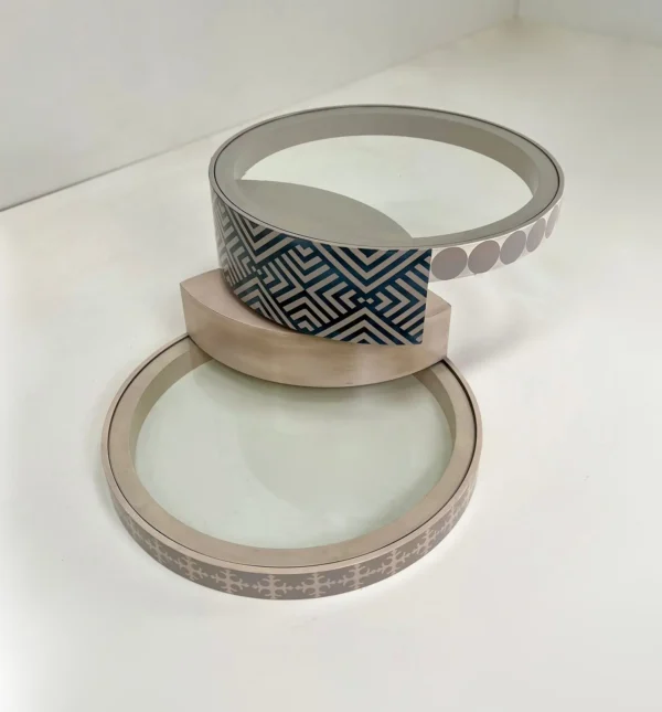 Detalle lateral de mesa de centro Lola Glamour con diseño geométrico en madera lacada