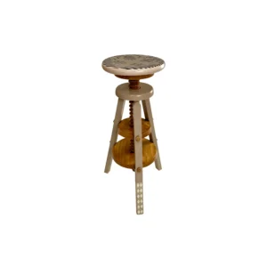 Taburete Boucle de diseño artesanal regulable, en madera lacada y natural – vista frontal