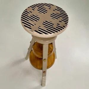 Detalle del asiento regulable del taburete Boucle con diseño artístico y acabado lacado