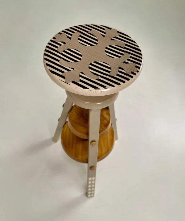 Detalle del asiento regulable del taburete Boucle con diseño artístico y acabado lacado