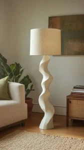 Lámpara de pie escultórica latón y base artística para ambiente elegante