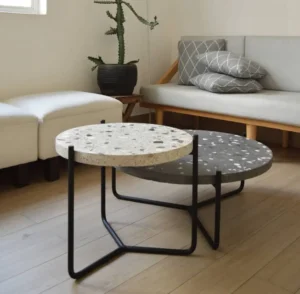 Mesa auxiliar con tapa de mármol y base metálica decorativa