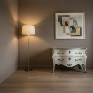 Cómoda Versalia de Lola Glamour en un dormitorio contemporáneo, con acabado artesanal y detalle caligráfico junto a una lámpara de pie