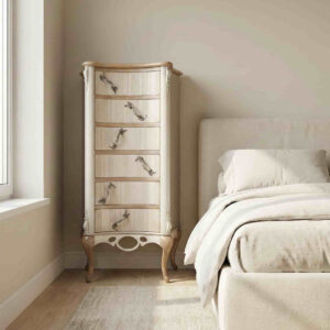 sinfonier Celestine colocado en un dormitorio luminoso con muebles en tonos beige y suelos de madera clara