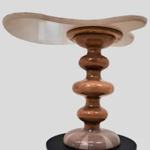 Detalle inferior de la mesita artesanal Marcela mostrando la base redonda y el pie de madera torneado.