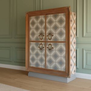 armario Prisma de Lola Glamour situado junto a una pared verde con diseño geométrico