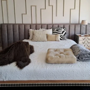 Cabecero Brisa tapizado combinado con cama y mesilla de Lola Glamour