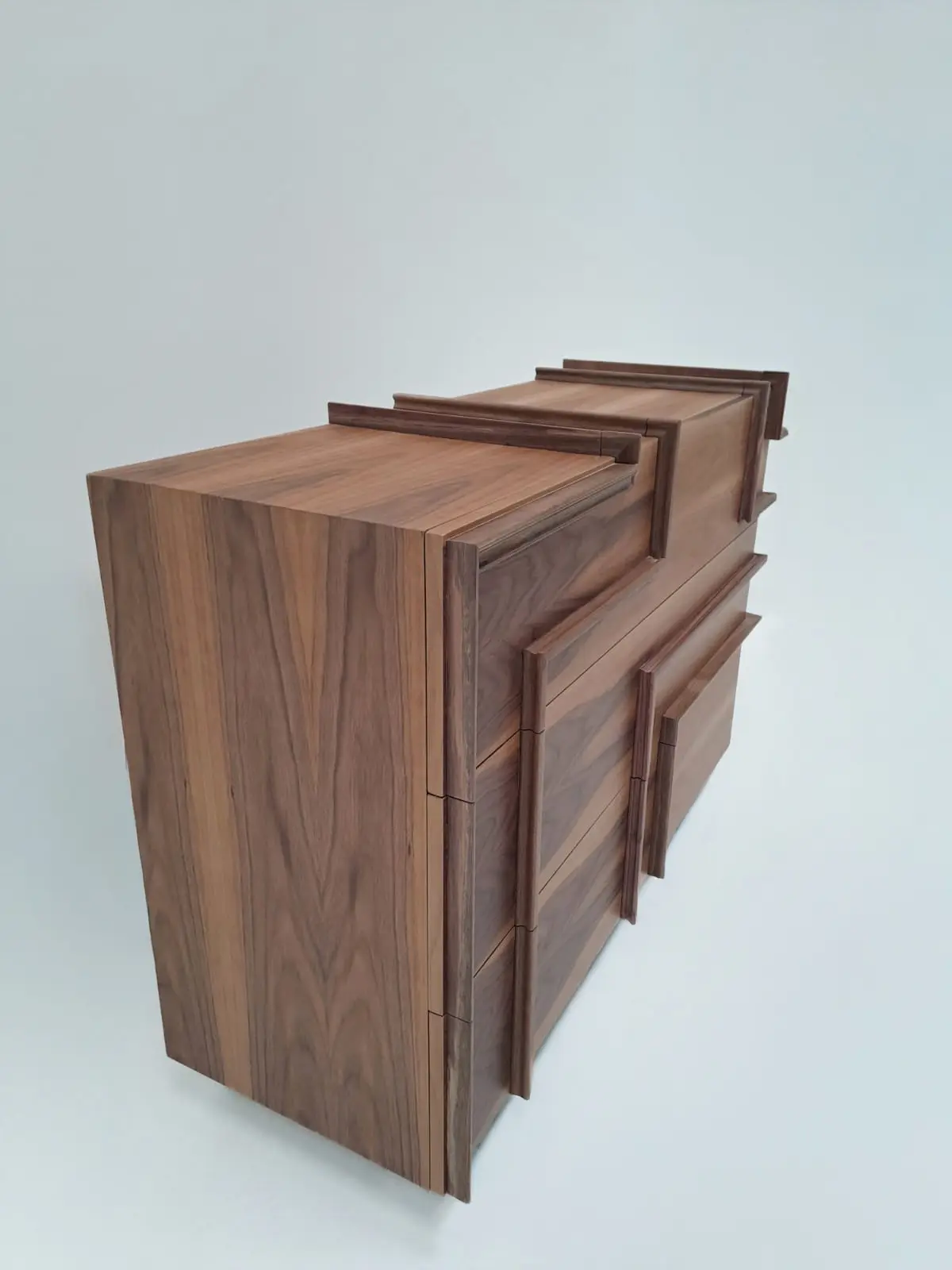 vista lateral de la cómoda Sandero de nogal artesanal