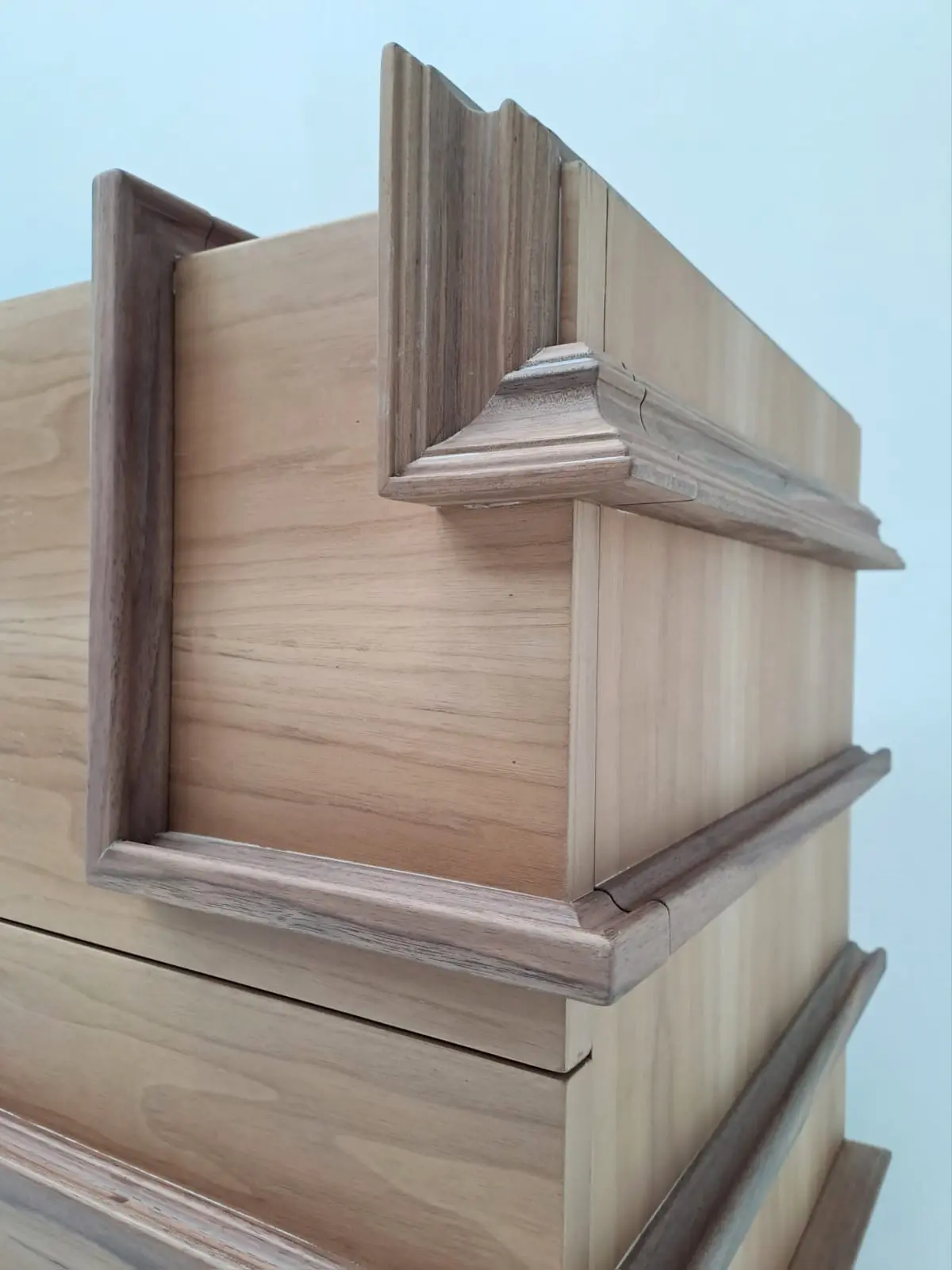 detalle de molduras y relieves de la cómoda Sandero de nogal artesanal