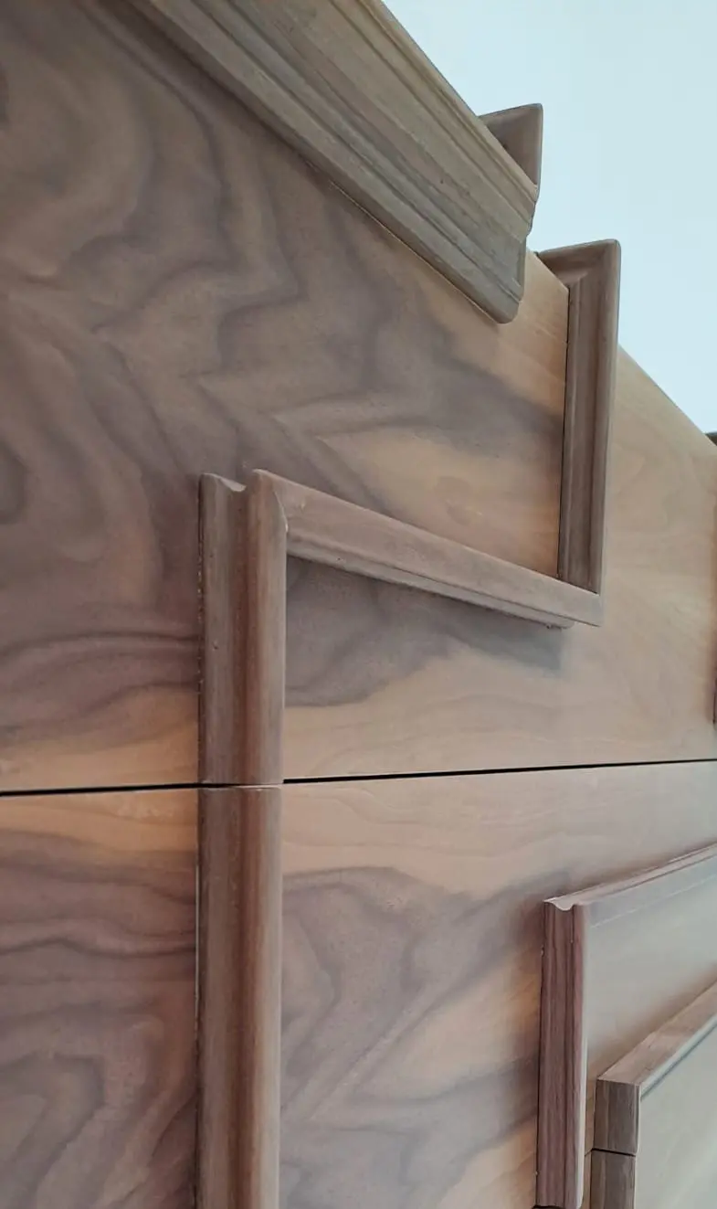 primer plano de la veta y relieves de la cómoda Sandero de nogal artesanal