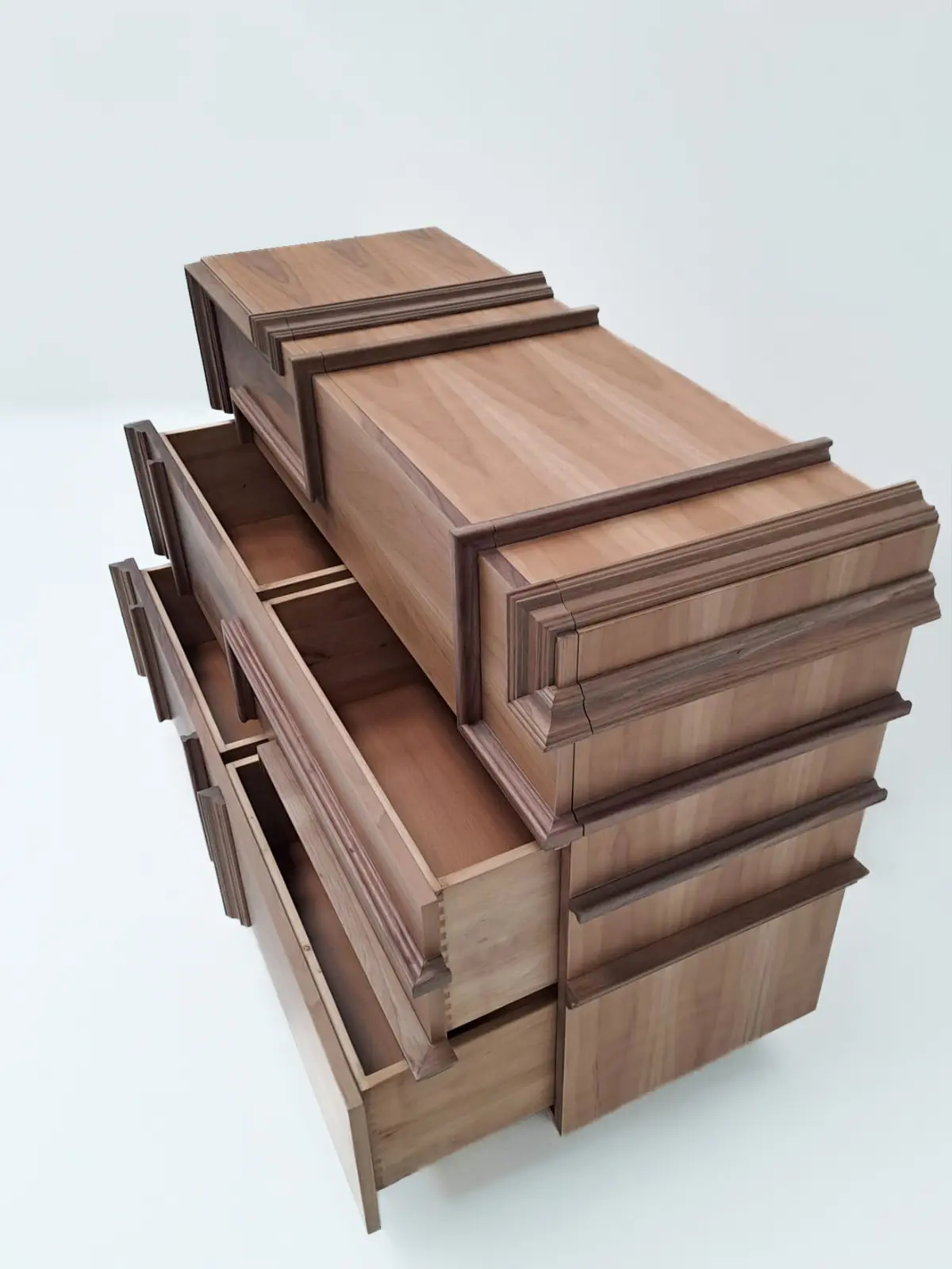 detalle de cajones abiertos de la cómoda Sandero de nogal artesanal