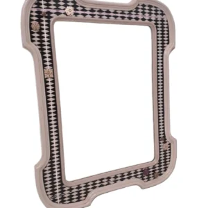 Marco completo del espejo decorativo Fábula con diseño artístico en rombos y flores decorativas.