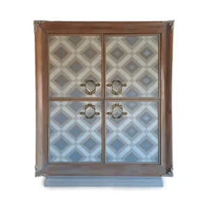 Armario Prisma de Lola Glamour sobre fondo blanco con borde de madera