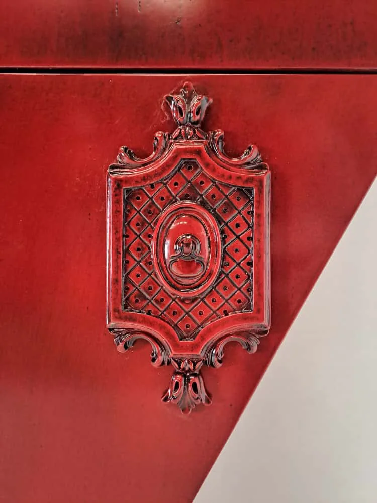 Aplique geométrico tallado en el Mueble Corazón.