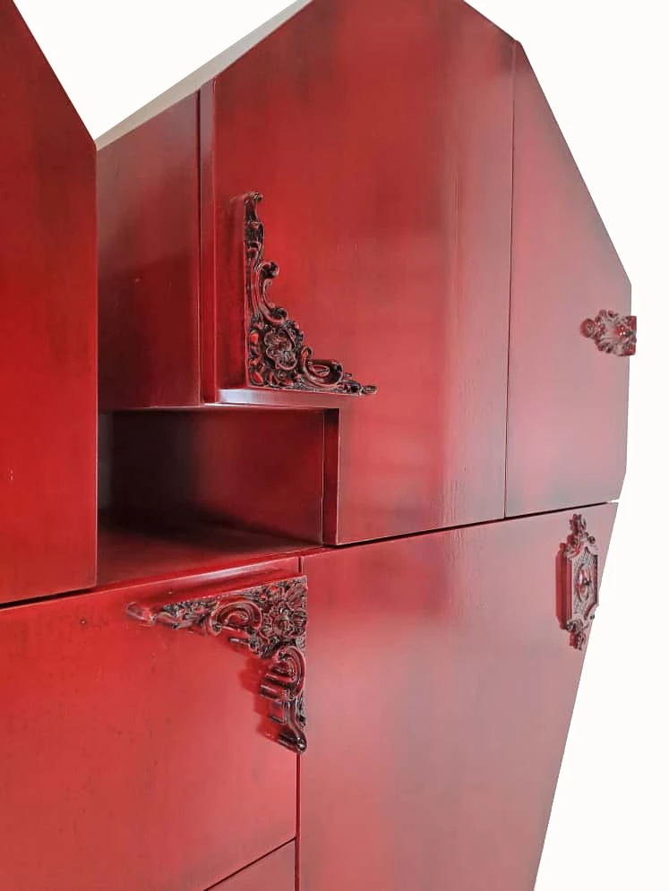 Esquinas talladas del Mueble Corazón con ornamentos artesanales.